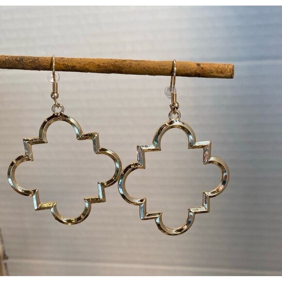 Drop Earrings Gold Tone Quatrefoil Look Open Frame Lightweight Versatile Chic - Picture 1 of 5